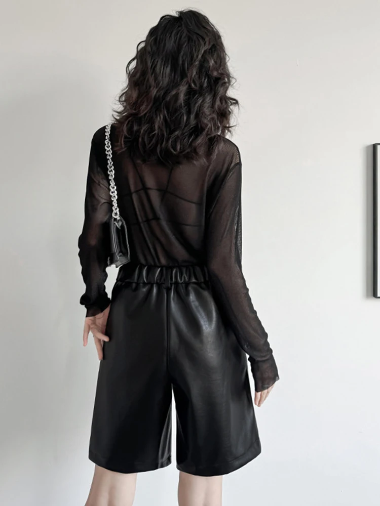 [EAM] Pantaloncini a gamba larga eleganti a forma di pelle nera da donna Nuovi pantaloni a vita alta Moda marea Primavera Estate 2024 1DH7655