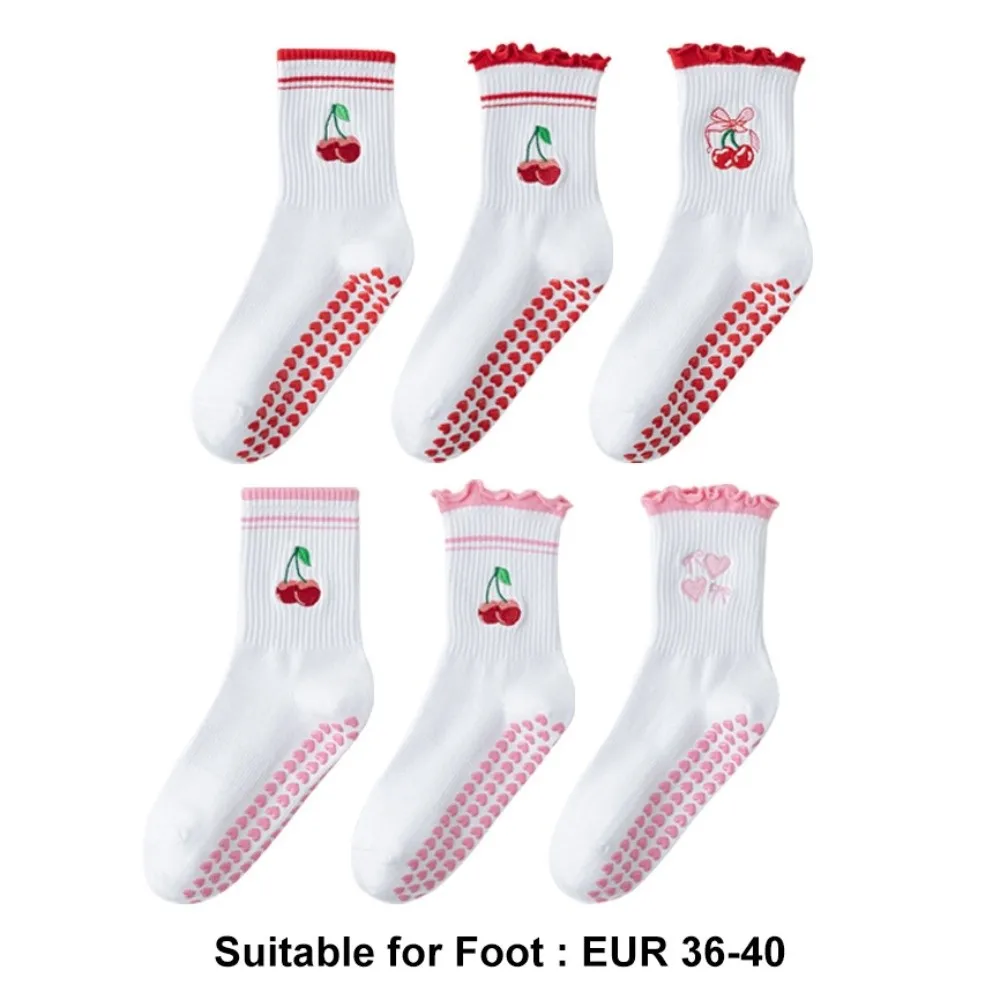 2 أزواج القلب سيليكون جورب وحيد النساء اليوغا الجوارب التطريز الكرز نمط جوارب بيلاتيس لينة القطن عدم الانزلاق الجوارب داخلي