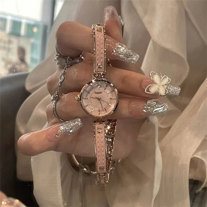 ساعة كوارتز عصرية للنساء أنيقة Reloj Mujer فاخرة كاجوال بمينا صغير للسيدات ساعة يد Relogio Feminino