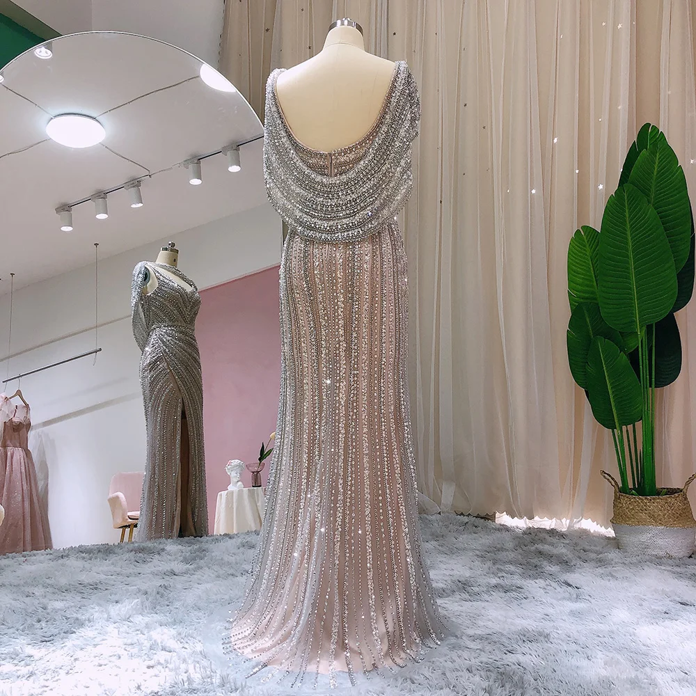 Sharon Said Luxuriöses Silbernes Meerjungfrauenkleid für Hochzeitsfeier mit Cape, Perlenbesetztes Schlitz-Abendkleid SS035 Maßanfertigung – Detail 16
