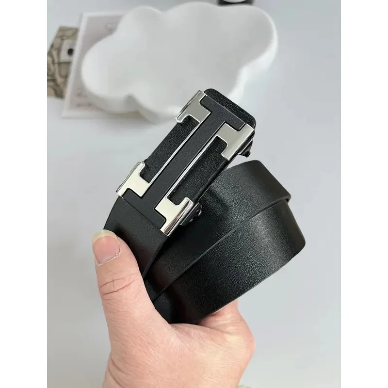 

2025 men's luxury belt letter buckle fashion belt casual Joker buckle young trend belt.