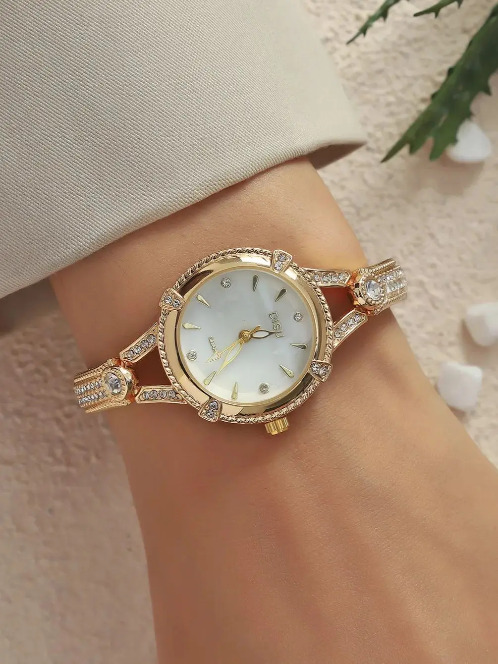 A Classic Fashion Luxury Women\'s Quartz Watch With Rhinestones