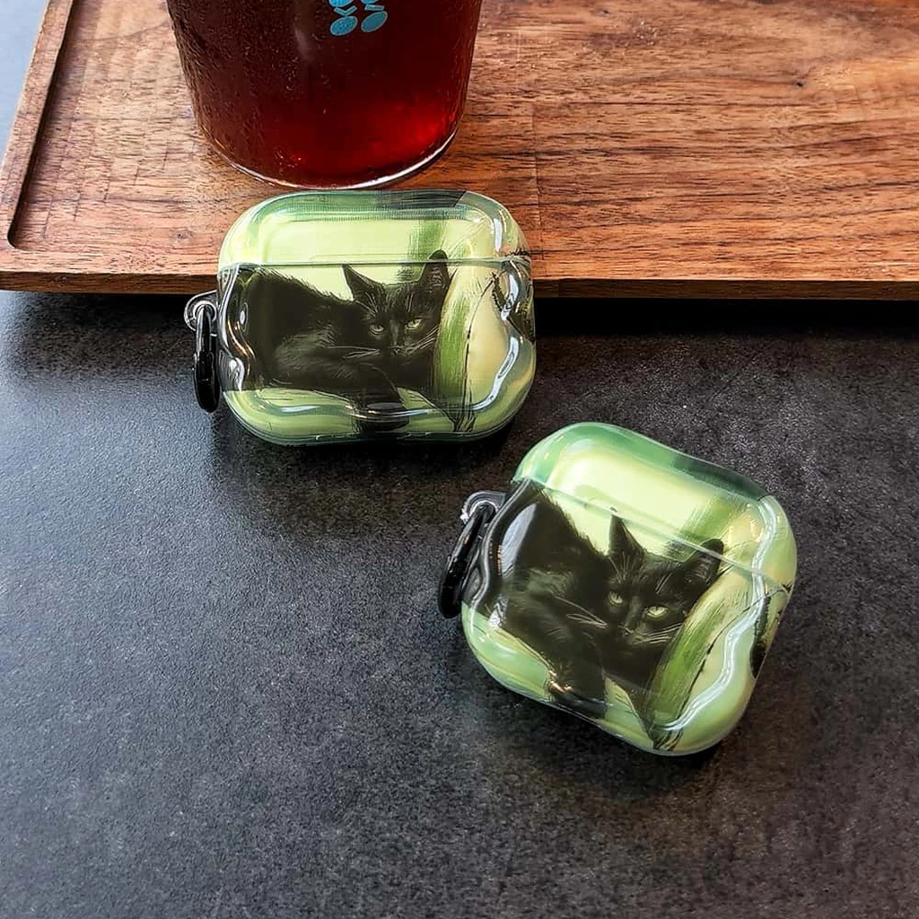 Retro Lazy Black Cat, grüne, durchscheinende Schutzhülle mit gewelltem Rand für AirPods 1 oder 2, 3, 4, 5, Pro, Pro2, Pro3
