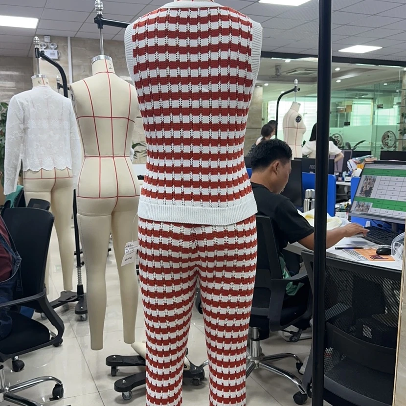 

2025 Women Patchwork Knitted 2-piece Outfit Sleeveless Button Closure Vest with Pants Set Striped Summer Outfit