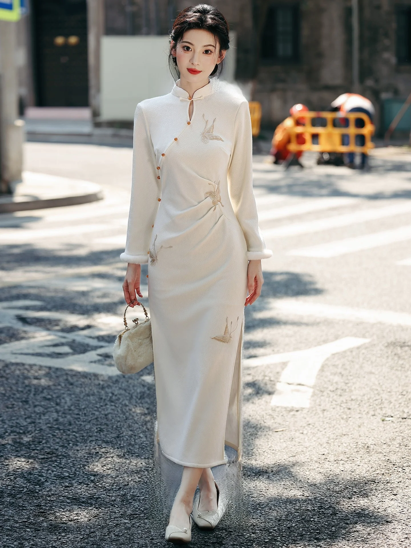 

Белое зимнее ципао с длинными рукавами и флисовой подкладкой, молодежная версия, для повседневной носки, дышащее, с цветочным узором, в китайском стиле