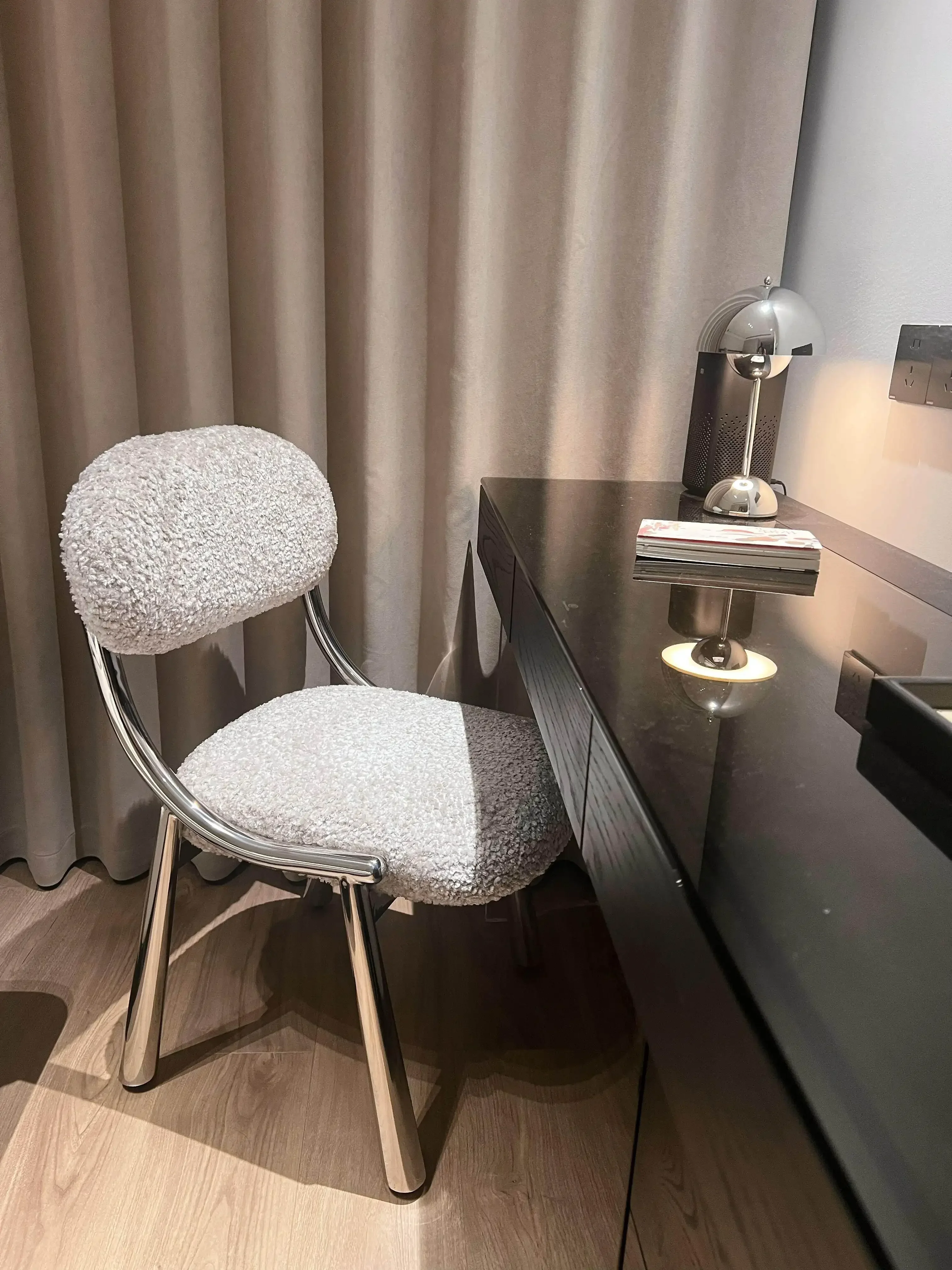 AA Home Dining Chair Simple Casual Nordic Backrest Black Metal Chair Backrest Makeup Stool