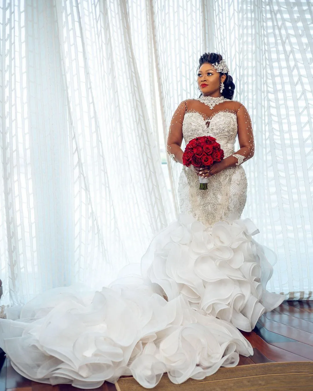 Luxuriöses Meerjungfrau-Hochzeitskleid mit langen Ärmeln, V-Ausschnitt, Pailletten, Perlen, Applikationen, 3D-Spitze, Diamanten, Brautkleider in Übergröße, individuell
