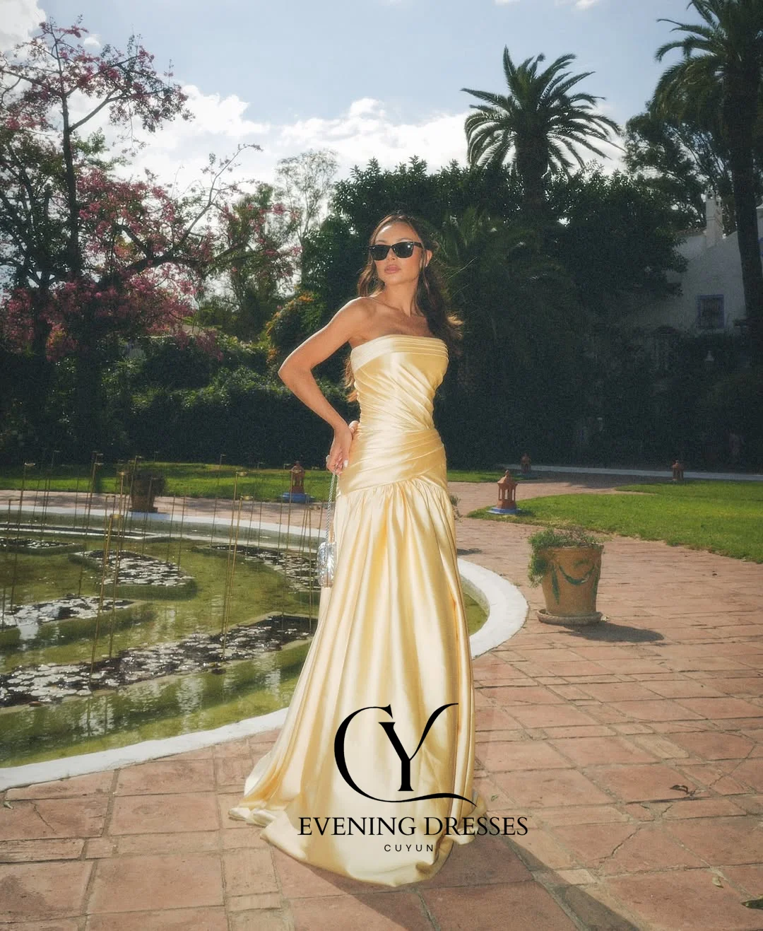 CUYUN ゴールデンサテン女性フォーマルイブニングドレスストラップレスプリーツロングウエディングパーティードレスカスタマイズされたゲストウェディングパーティードレス