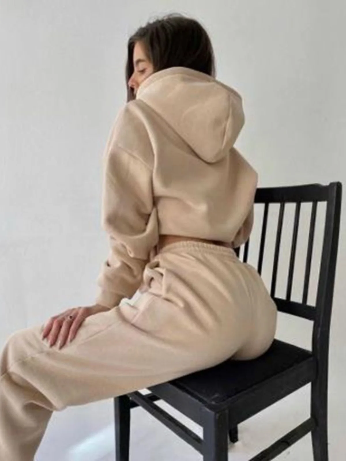

Casual Hooded Top And Sports Pants Two-Piece Set Polyester Fiber Fashionable Sportswear for Women in Their Late Twenties