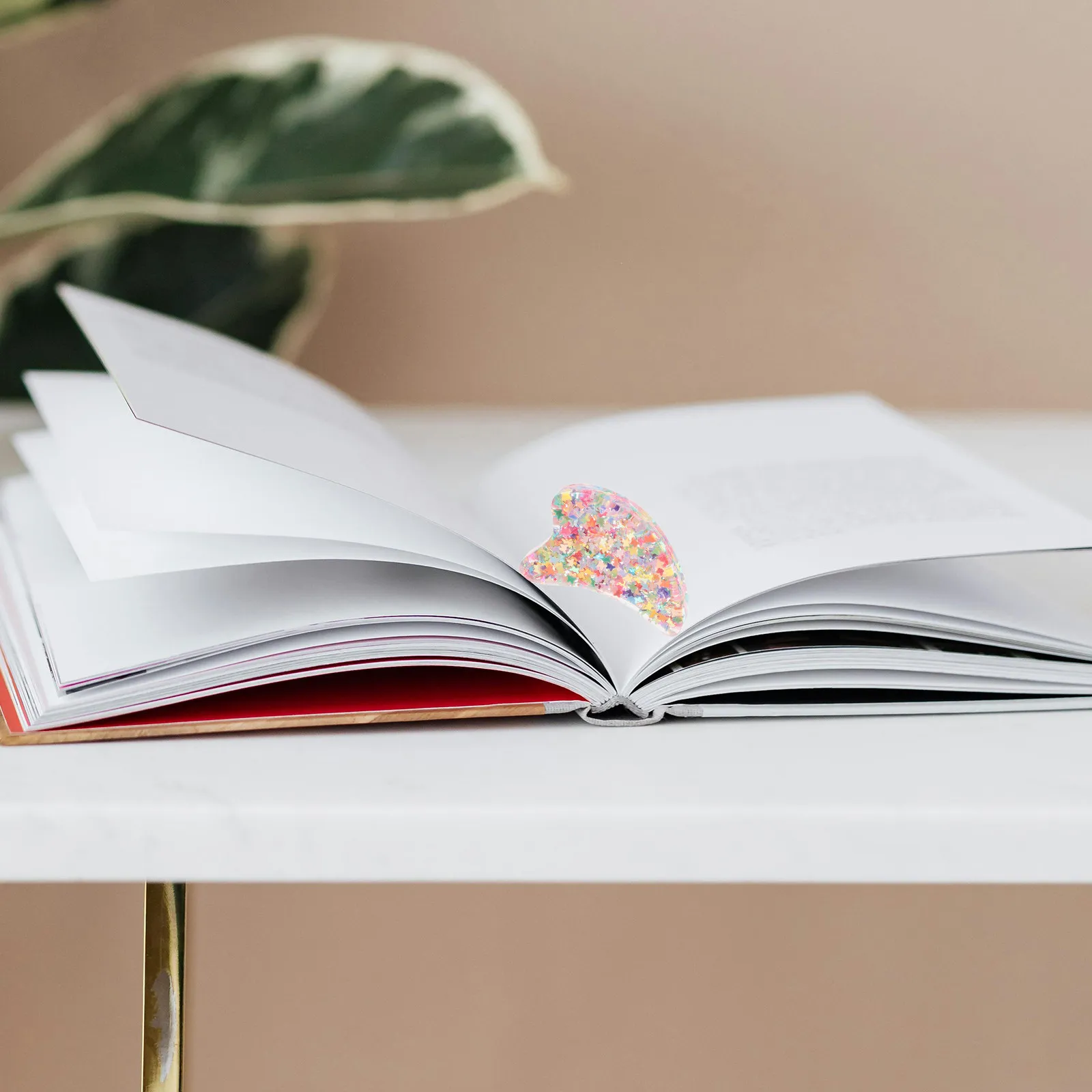 Heart-Shaped Book Page Holder Multifunctional Finger Book Holder for Reading Smooth Page Clamping Convenient Reading Accessories
