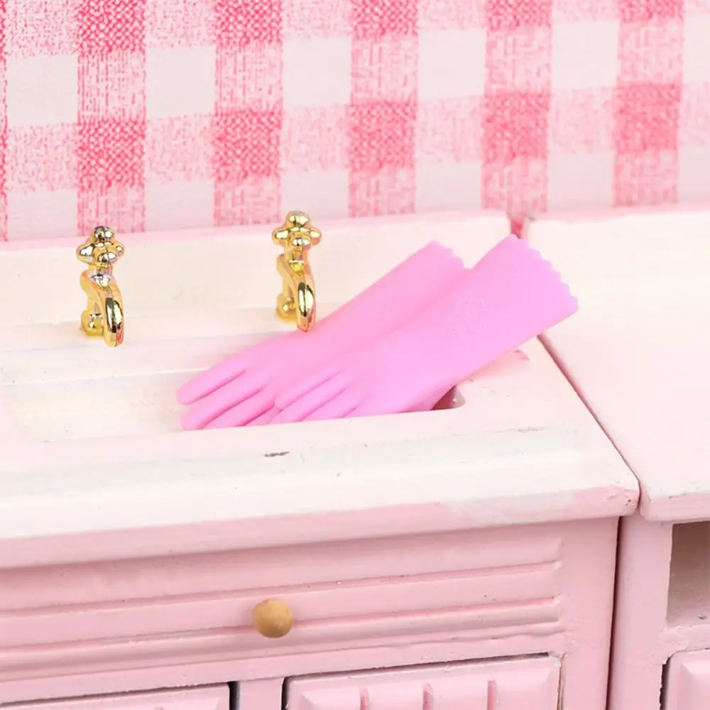 Guantes para casa de muñecas a escala 1/12, accesorios, modelo de escena, guantes de limpieza en miniatura, casa de juego, Mini guante para hornear rosa y verde