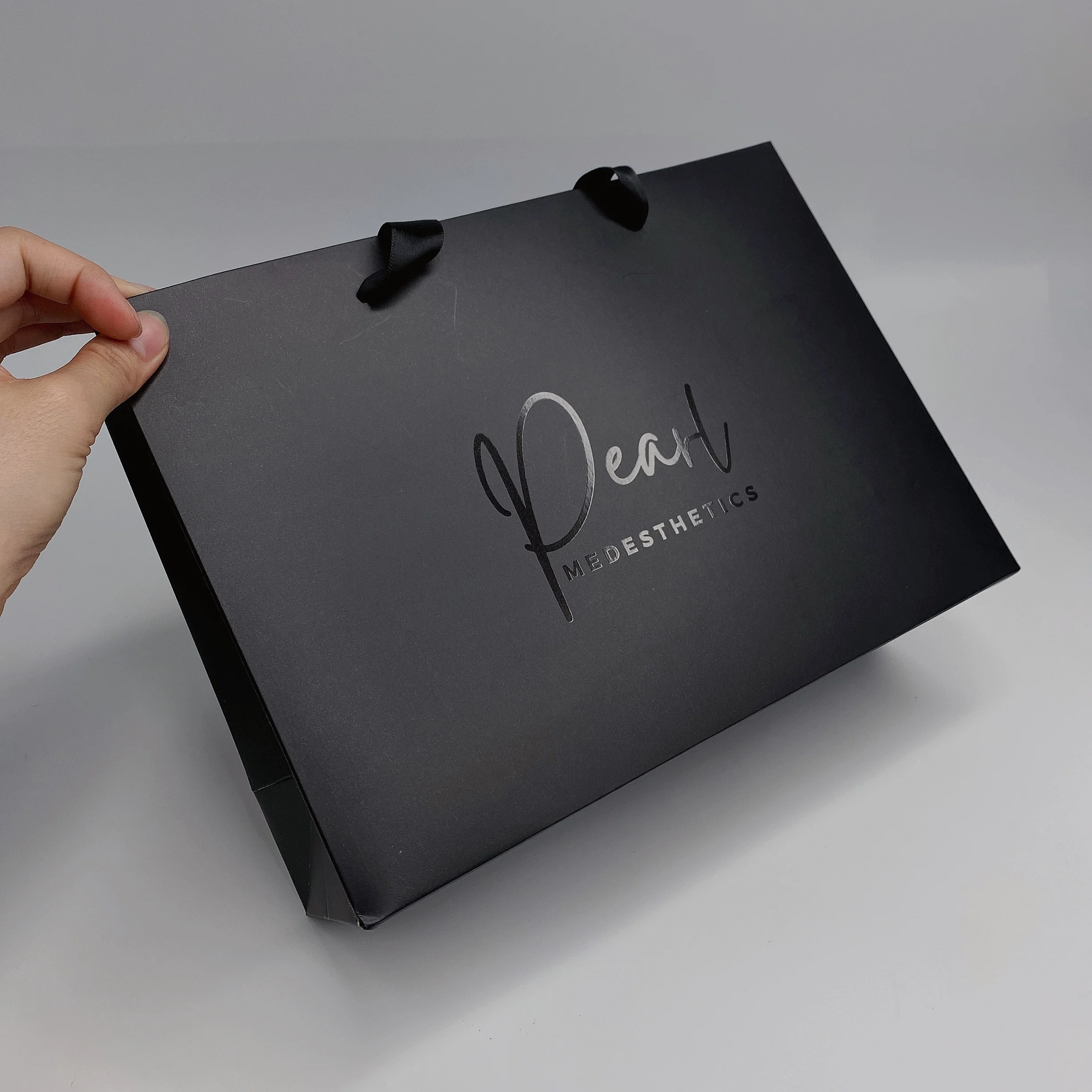 500pcs/Lot Wholesale Custom Printed Black Luxury Shopping Gift paper Bag with Handle and Bow Luxury Paper Bags Your Own Logo