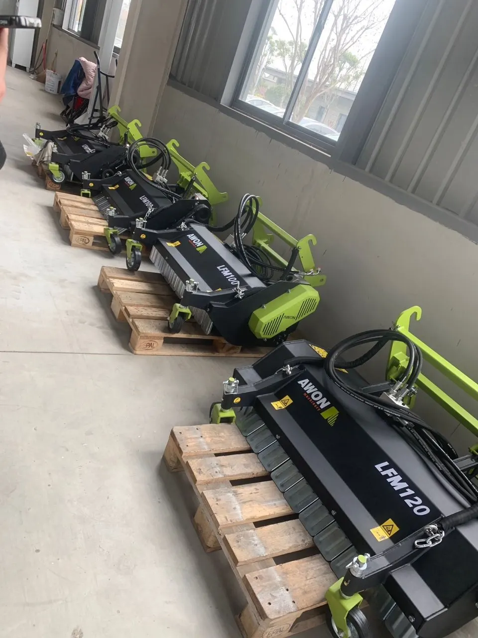 Venta de fábrica Awon LFM100 166kg 5-7 km/h velocidad de trabajo cortacésped con cargador de aleteo con motores hidráulicos