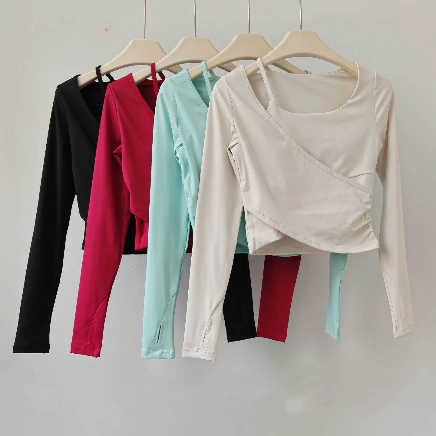 Yoga-Kleidung mit Brustpolstern, Zweiteiliges Design, Schlankmachende Oberteile, Pilates-Trainings- und Fitnesskleidung, Langärmelige Laufkleidung für Damen – Detail 2