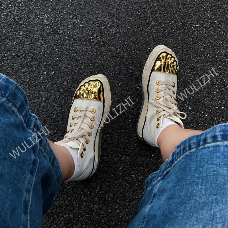 Scarpe da ginnastica in tela con design a punta metallizzata dorata Stivali da strada piatti da uomo Scarpe da lavoro alla caviglia con lacci bianche nere Scarpe casual da esterno