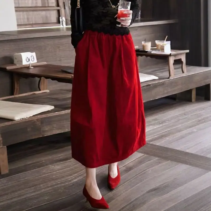 Falda midi vintage roja elástica con volantes, nueva colección otoño 2025, de cintura alta, versátil y adelgazante, de corte holgado.