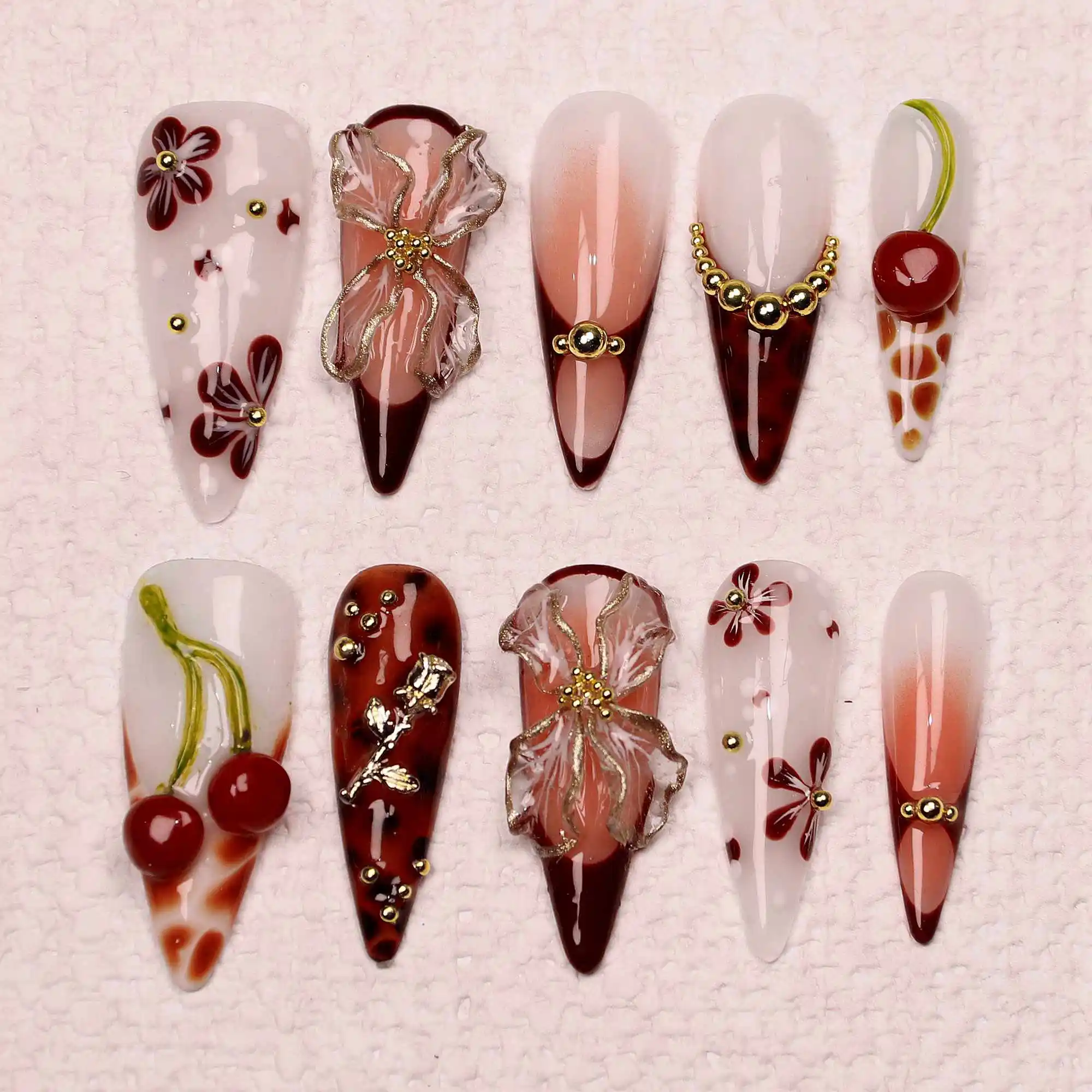 10 Stück lange Stiletto-Kirsche mit Rosen zum Aufdrücken der Nägel, individuell handbemalt, goldenes Luxe-Royal-Design mit selbstklebendem Nagelfeilen-Set