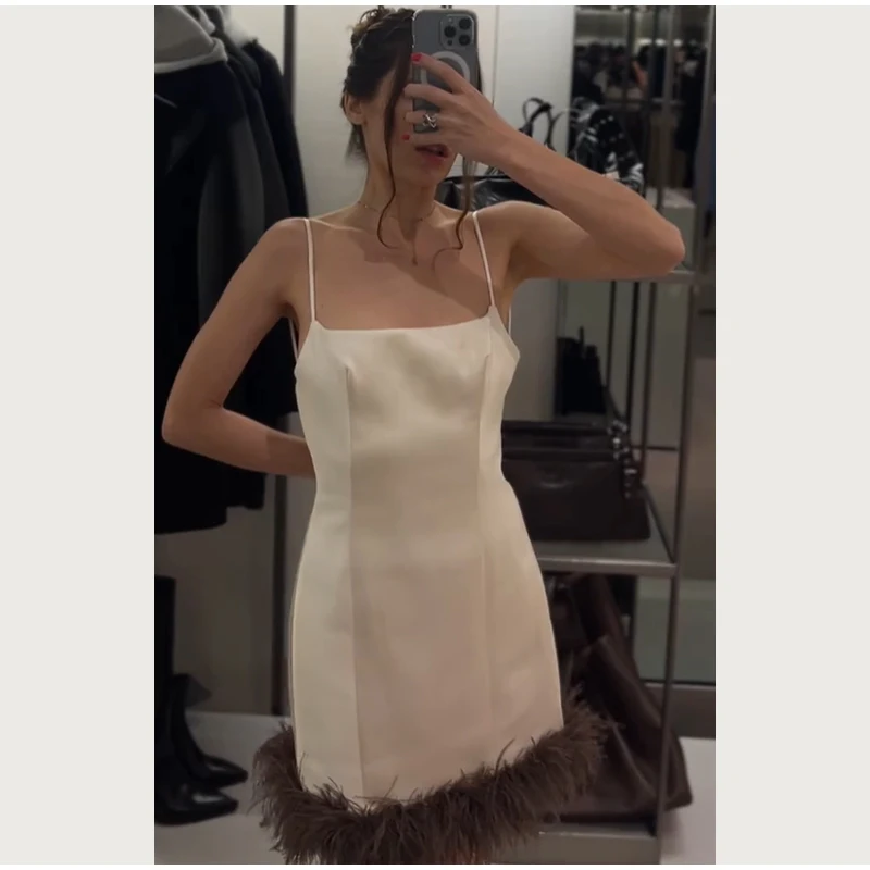 Chique pena retalhos sem costas estilingue vestido feminino sexy sem mangas fora do ombro cetim magro mini vestidos senhora vestidos de festa à noite