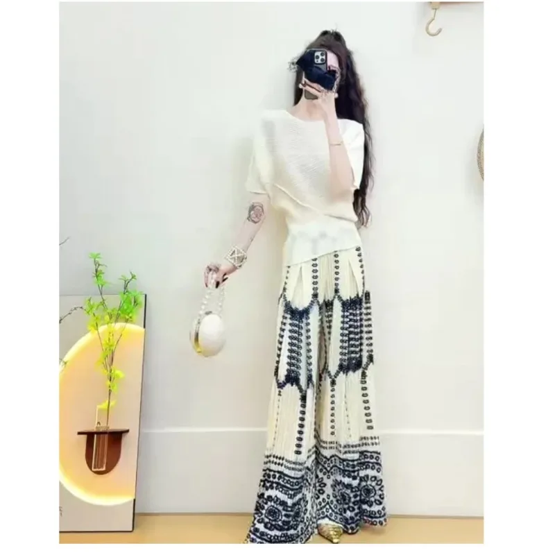 

Костюм с плиссированными брюками Miyake 2026: однотонный повседневный топ с круглым вырезом для женщин + брюки в стиле ретро с драпировкой и плиссировкой.