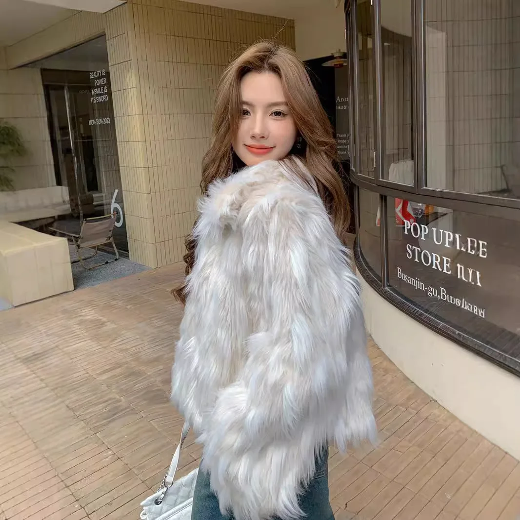 เสื้อโค้ทขนสัตว์เทียมสั้นสำหรับผู้หญิง ฤดูใบไม้ร่วง ฤดูหนาว เสื้อแจ็คเก็ตตัวใหญ่ เสื้อคลุมสีขาว ปกพับได้ มีกระเป๋า เสื้อโค้ทหนา อุ่นสบาย เสื้อโค้ทยาว