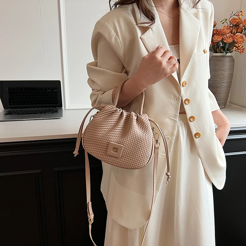 In 2024, the new solid-color high-grade pleated Rhomboid PU shoulder bag is small and delicate, simple and generous