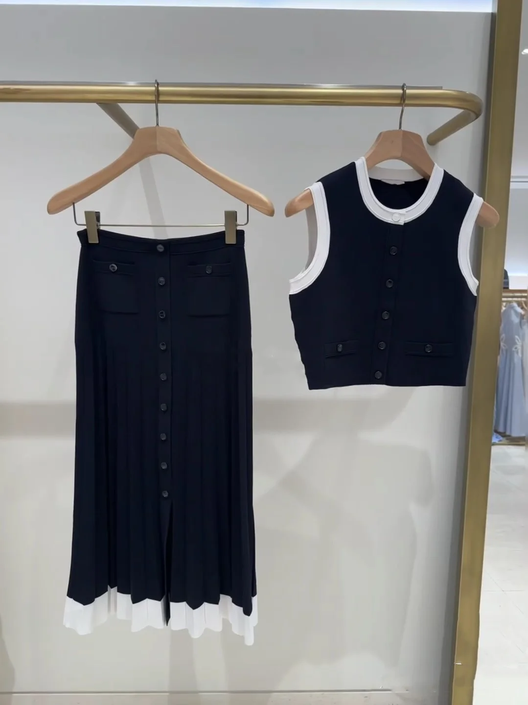 

Высококачественная версия, европейский трикотажный открытый кардиган, топ и юбка, простой цвет, женский комплект Blo Ele...