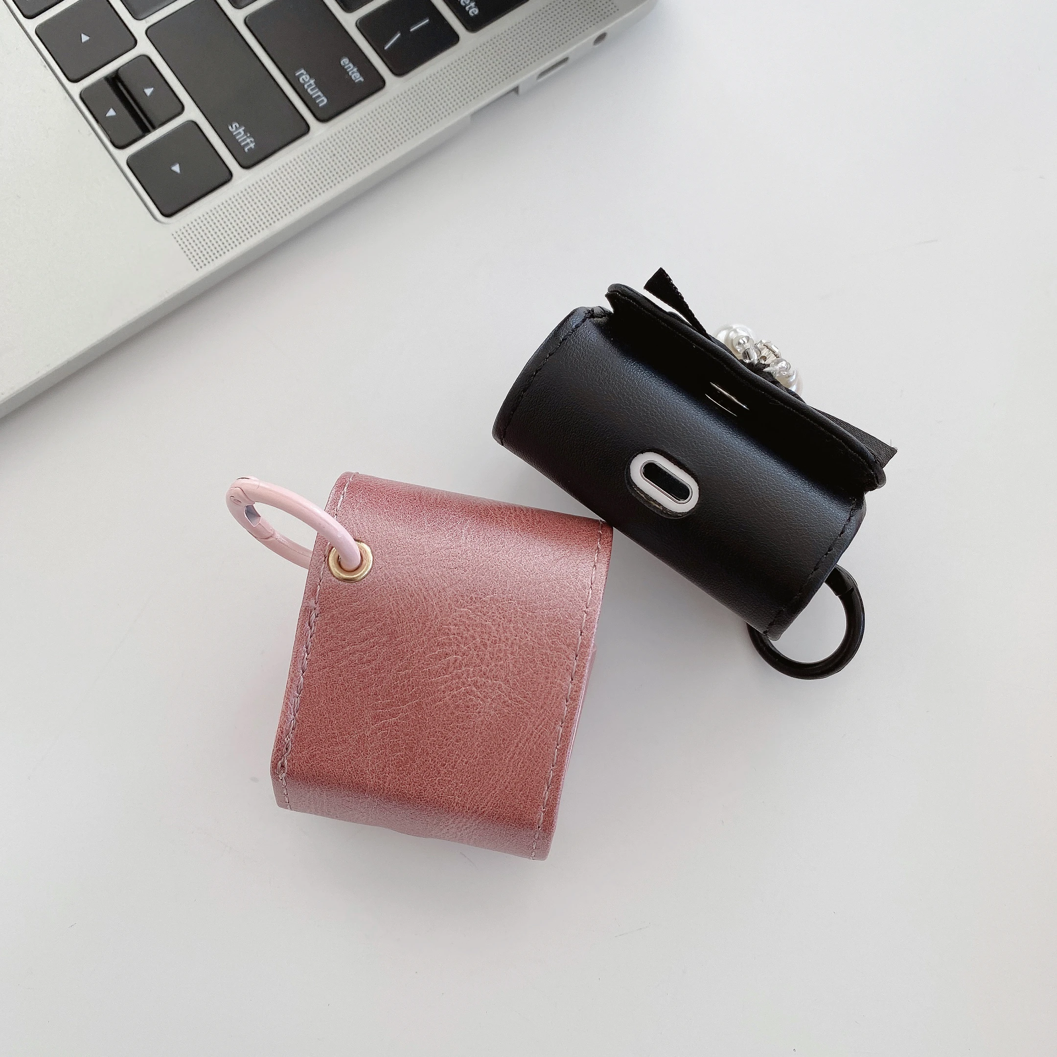 حافظة سماعات عصرية فاخرة من جلد البولي يوريثان مع عقدة على شكل فيونكة لؤلؤية كريستالية باللون الأسود والأحمر مع خطاف لأجهزة AirPods 1 2 3 4 Pro2 Pro 3