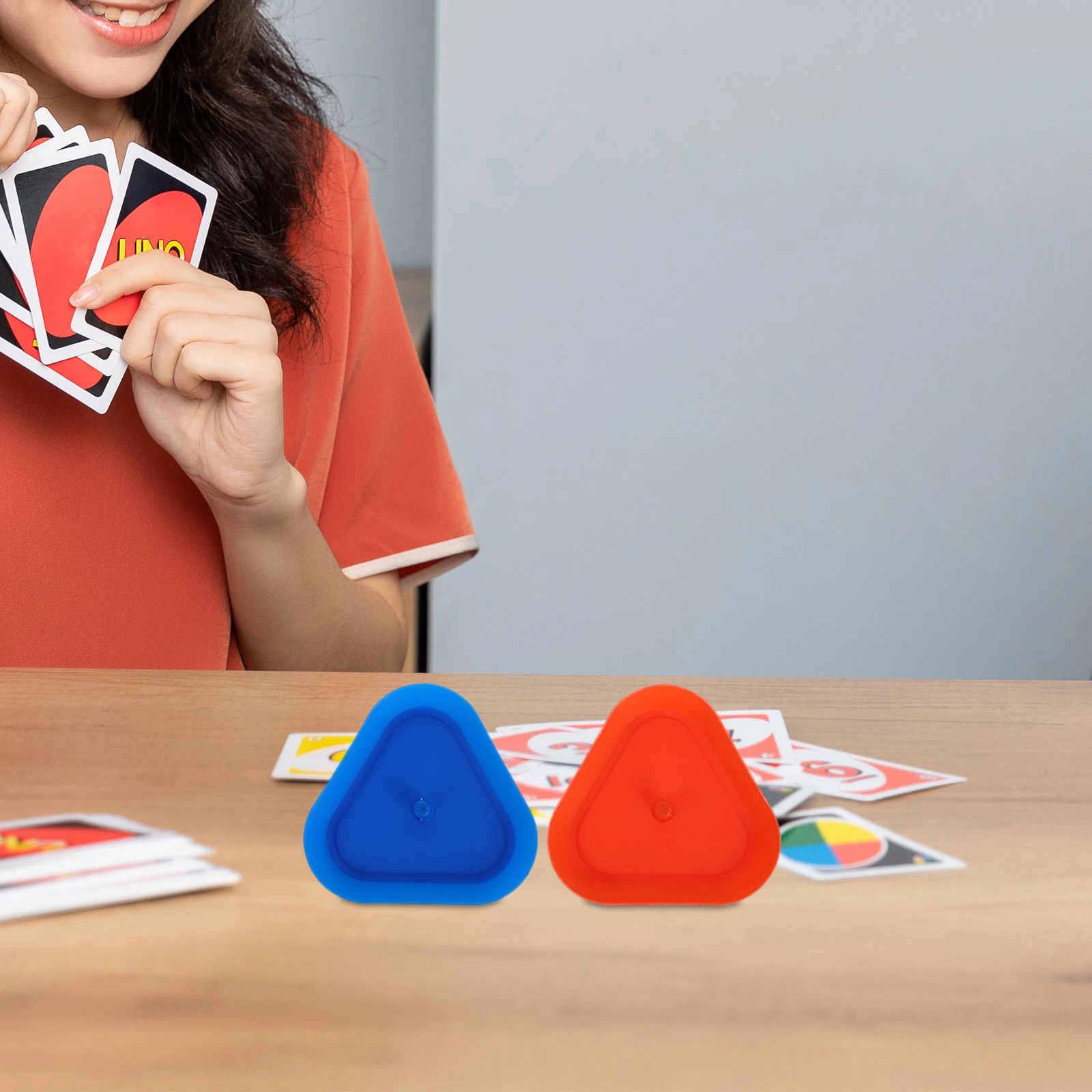 

4pcs Hands-Free Plastic Triangle Playing Card Holders For Poker Lazy Tool Small Hands Reusable Poker Card Stands Business