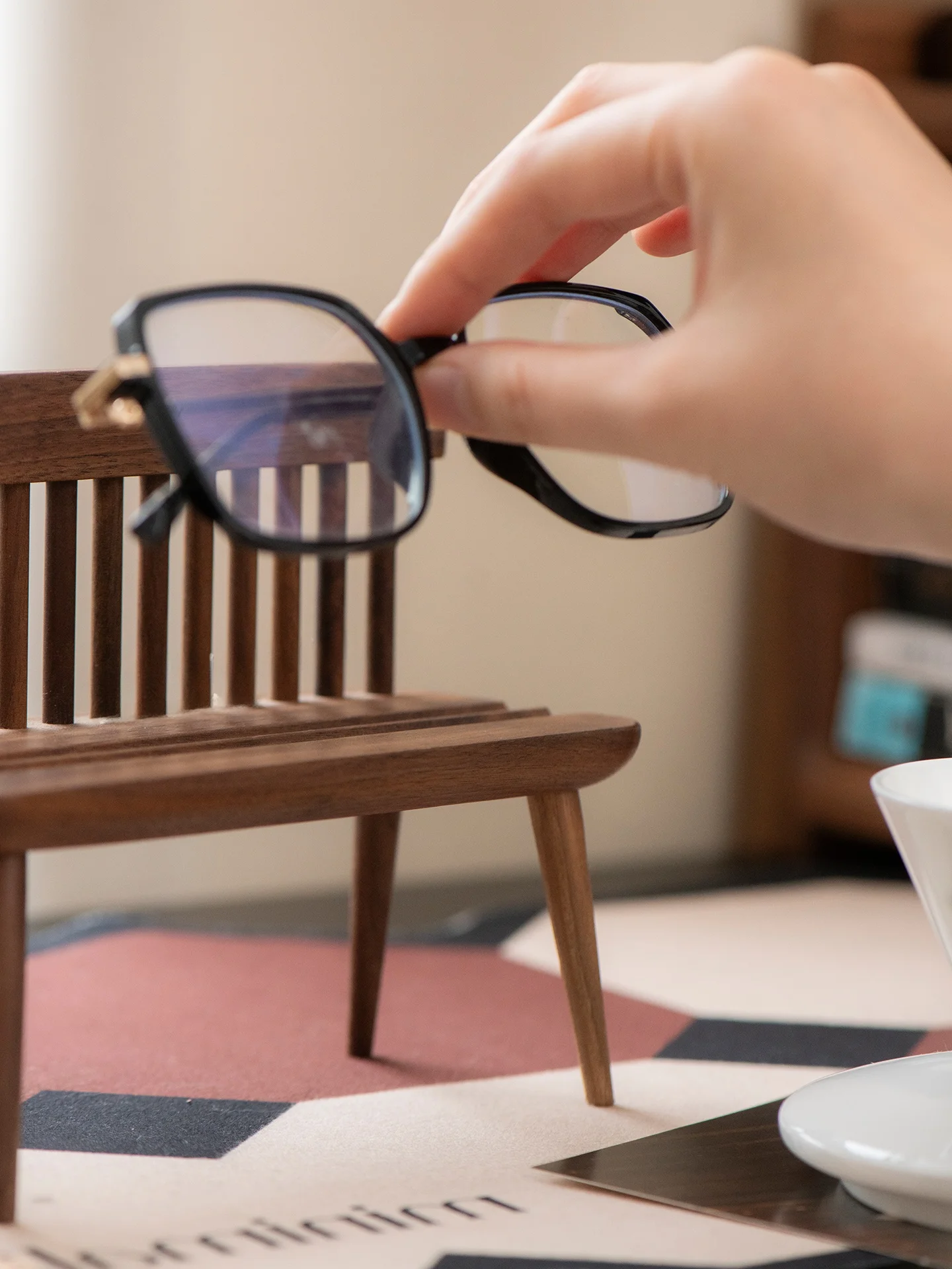 creative-black-walnut-wood-sunglasses-holder-display-stand-home-bedroom-storage-organizer-vintage-style-no-tool-required