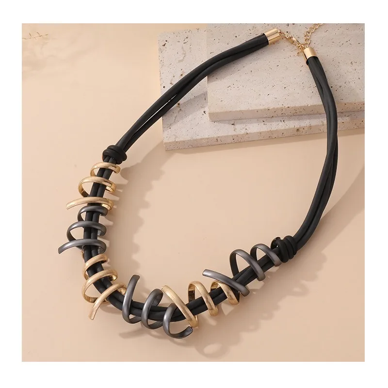 

Fashion Exaggerated Necklace Women's Niche Design Sense Leather Rope Metal Ring Collarbone Chain Light Luxury Personalized Neck