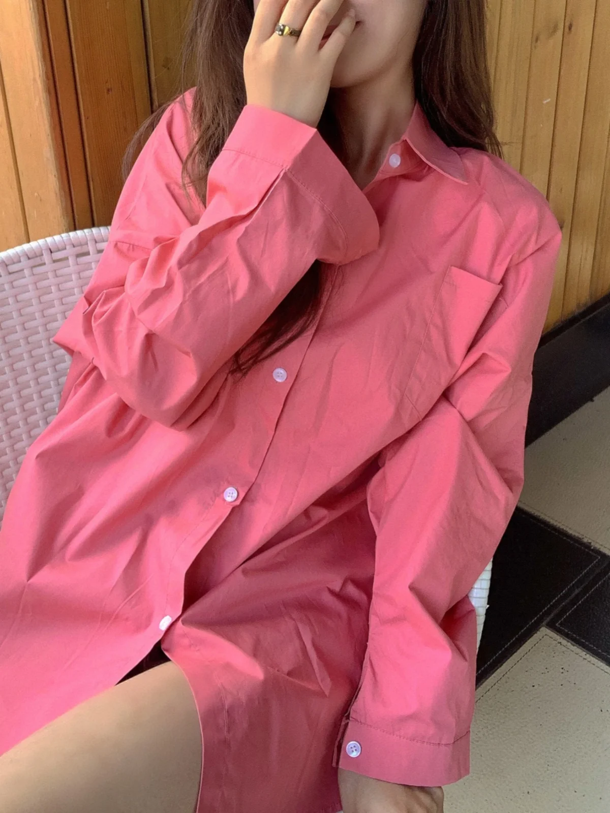 

Женская рубашка цвета малины с длинными рукавами, средней длины, свободного кроя, из хлопка, весенняя мода, цвет сливы, в нежном стиле.