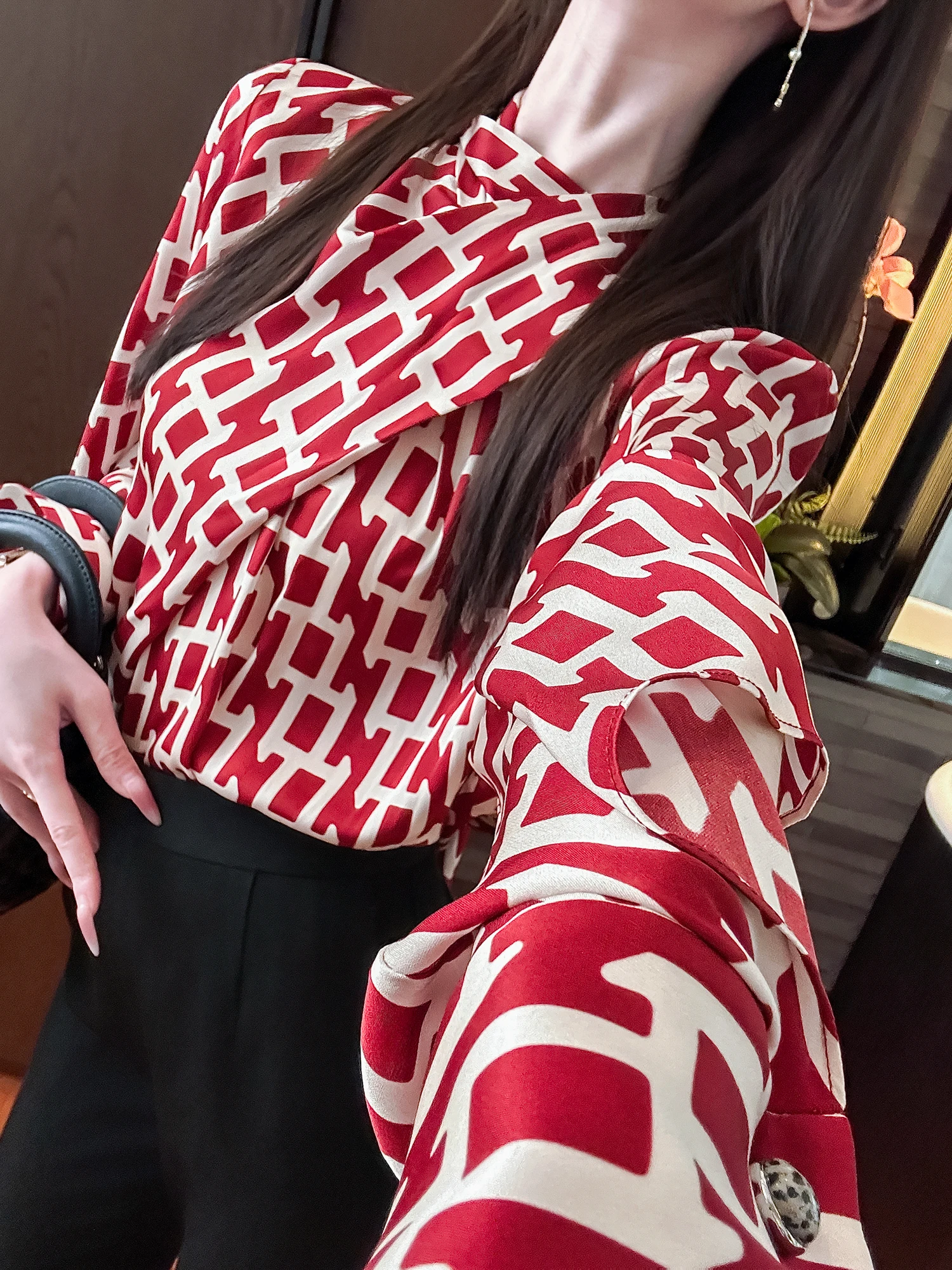 

Красная рубашка YOU SEE Unlo Artistic Aosphere: комфортная, но стильная, для поездок на работу, свободного кроя, с длинным рукавом, женская, деловая, повседневная.