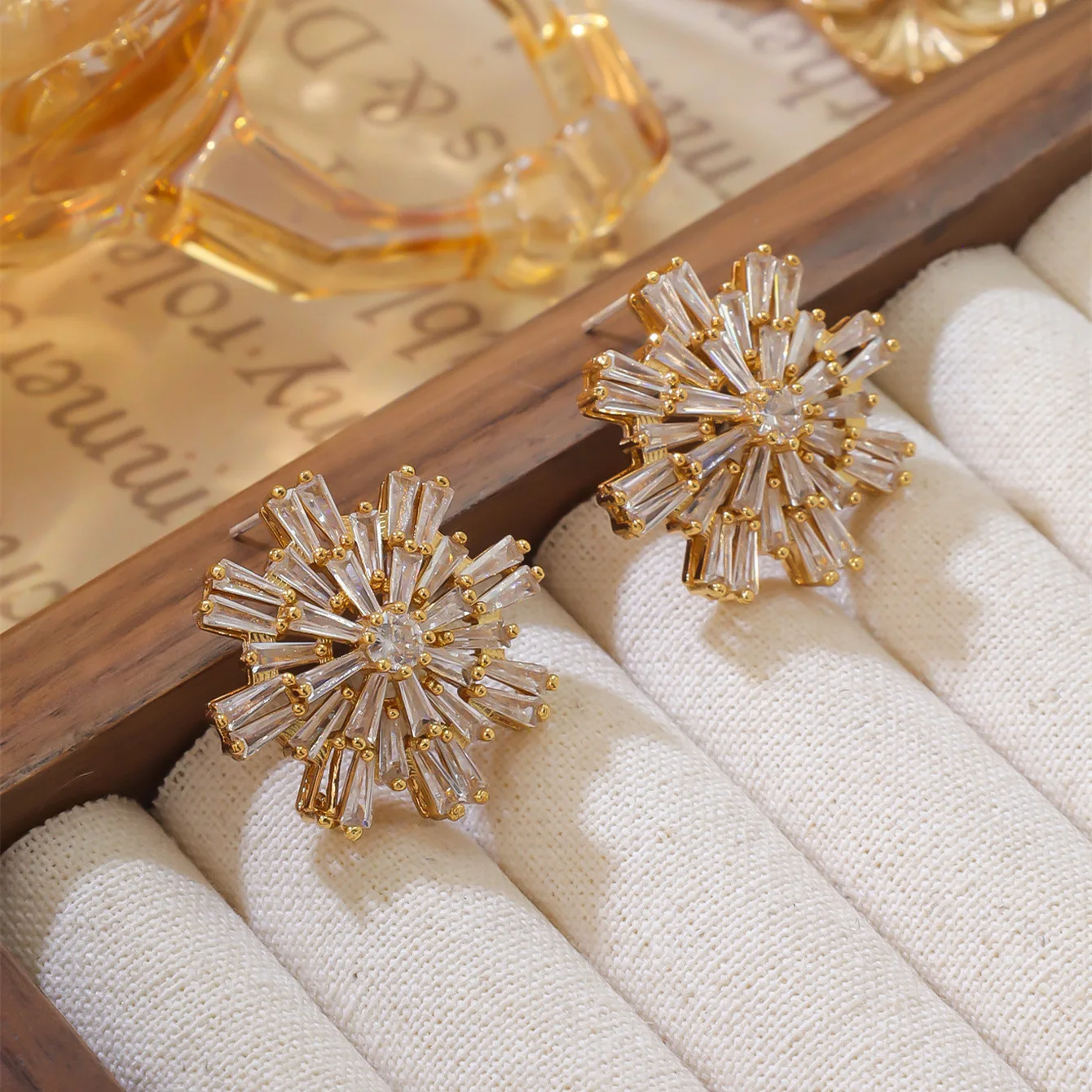 

Сверкающие серьги со снежинками, элегантные высококачественные легкие роскошные серьги, модные аксессуары для ушей, темпераментные серьги-капли