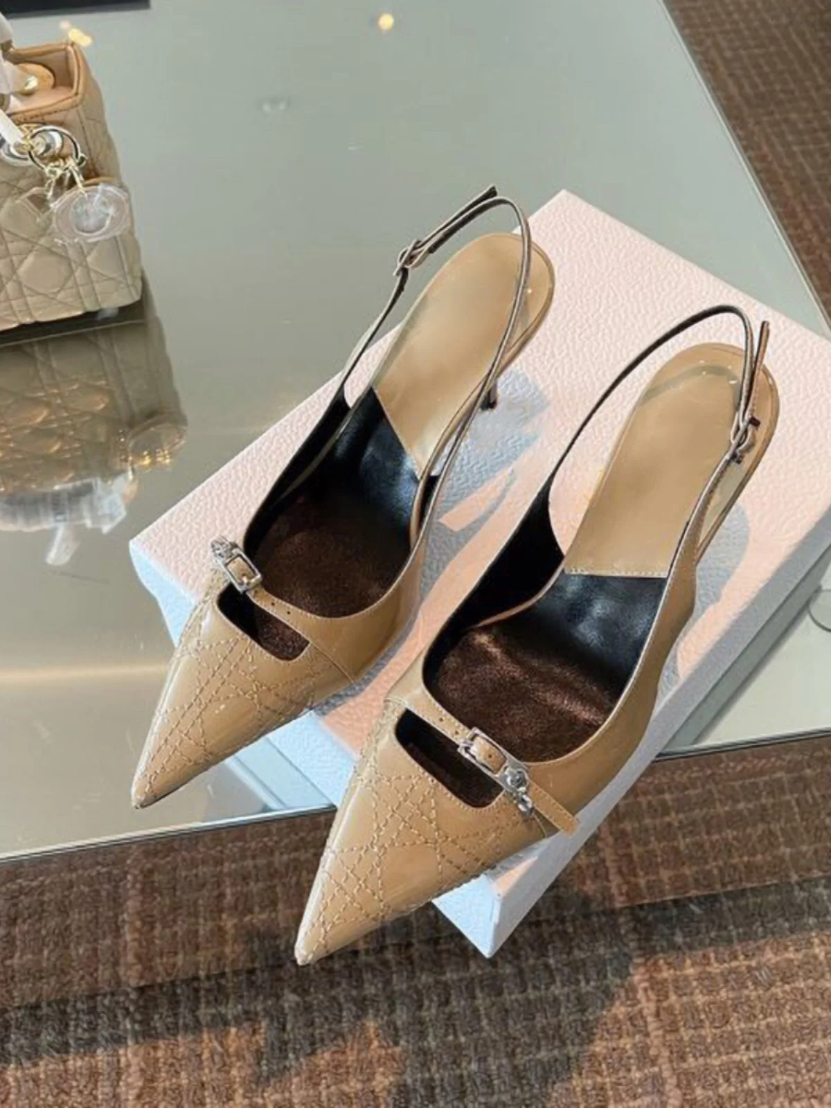 

Новые летние женские босоножки из лакированной кожи на тонком каблуке с закрытым носком, синие