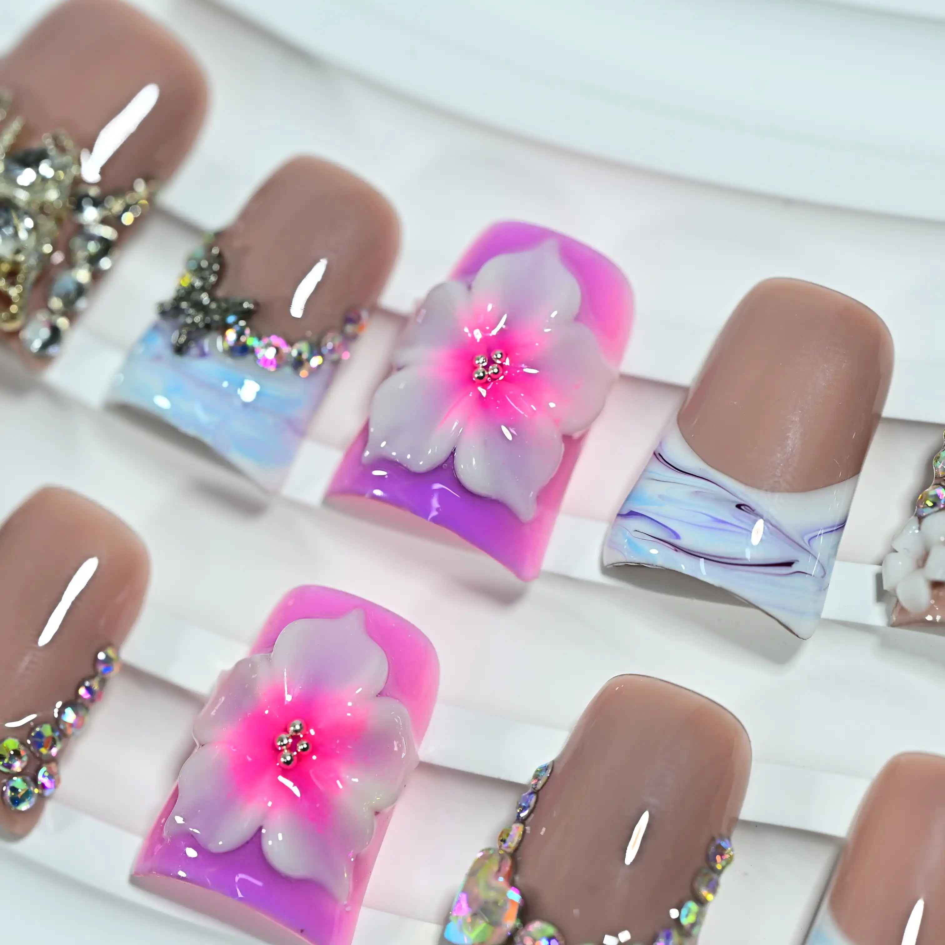 Ręcznie Robione, Marzycielskie Fioletowo-Różowe Paznokcie Naklejane z Kwiatami 3D, Gradientem, Cyrkoniami, Delikatne, Wróżkowe, Wielokrotnego Użytku