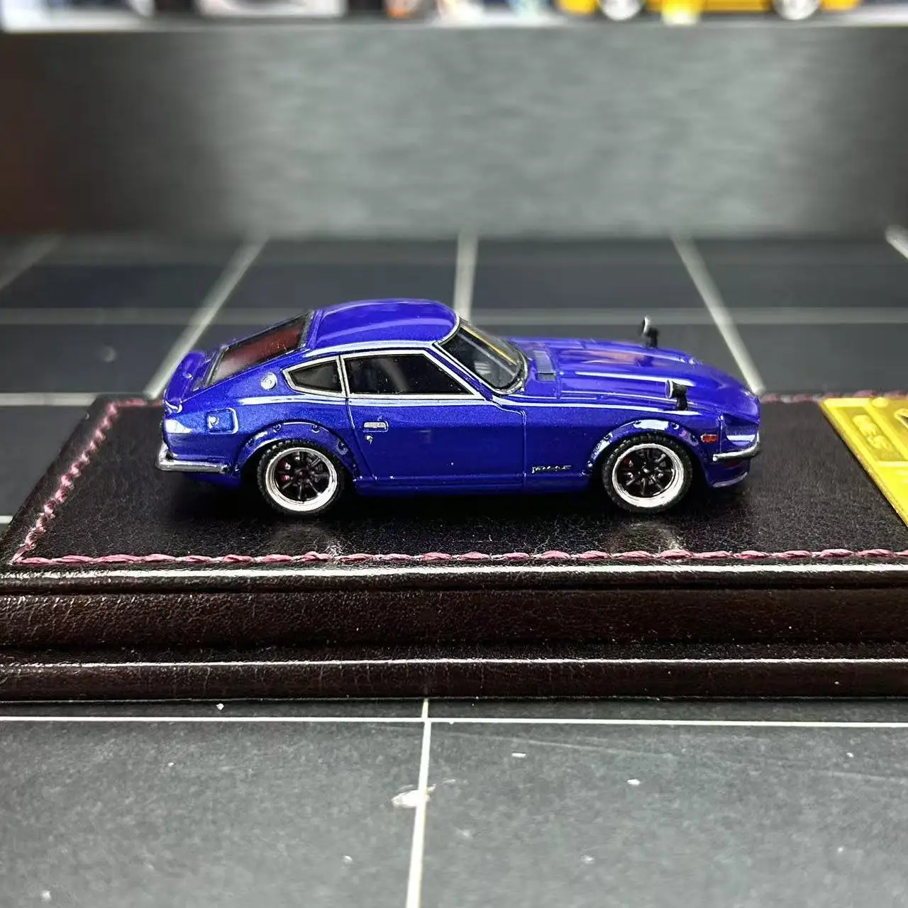 ダイキャスト IG 1:64 スケール日産デビル Z 240z S30 樹脂車モデルグッズおもちゃギフトお土産ディスプレイ飾り