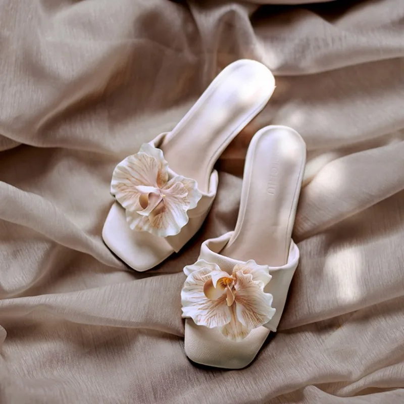 

Элегантные женские шлепанцы телесного цвета с бабочкой и орхидеей на шпильке, брендовый дизайн, нежные тапочки с цветочным принтом на каблуке и квадратным носком