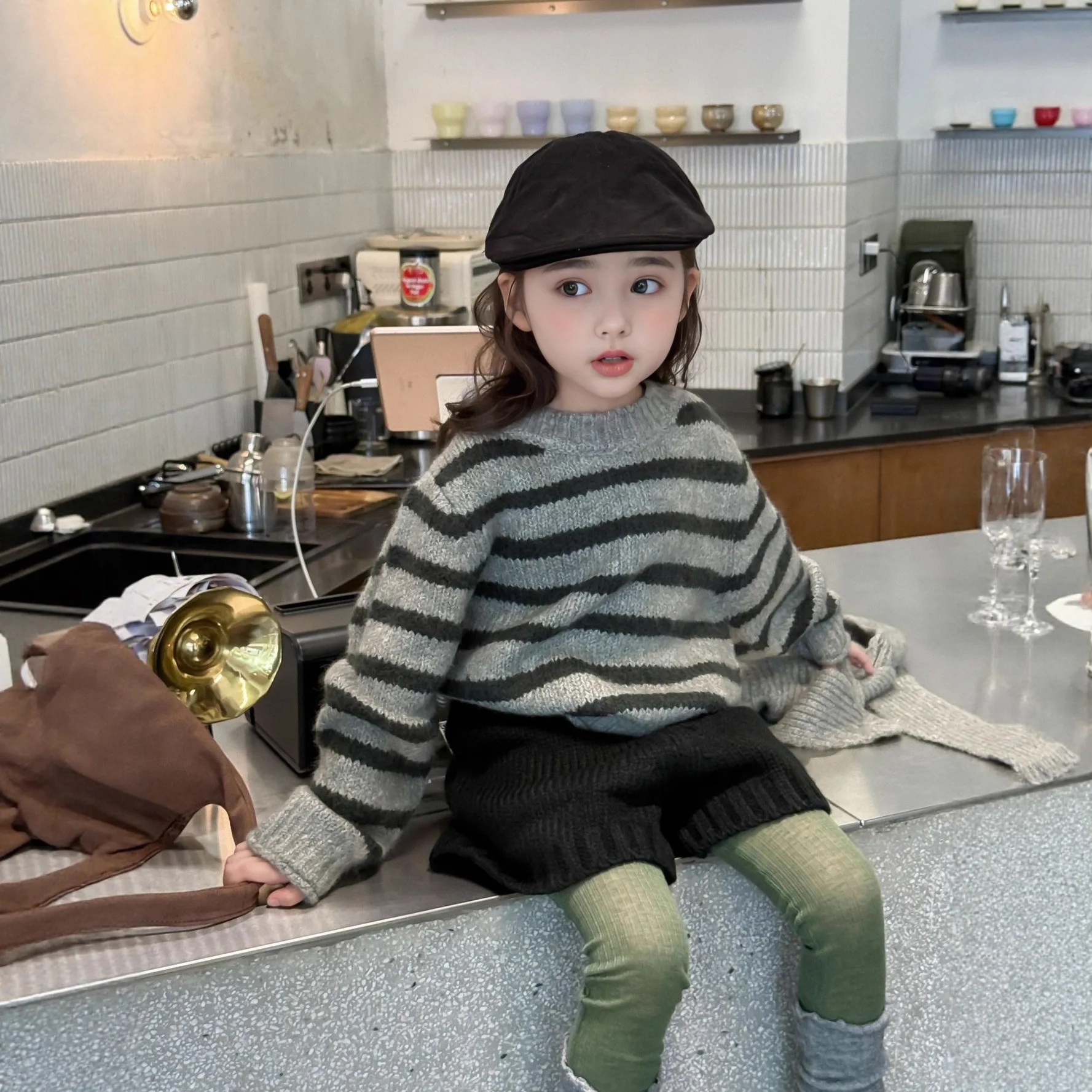 الفتيات سترة مقلمة قطعتين مجموعة 2025 الخريف والشتاء ملابس الأطفال الجديدة الفتيات قبعة للإزالة طاقم الرقبة محبوك سترة