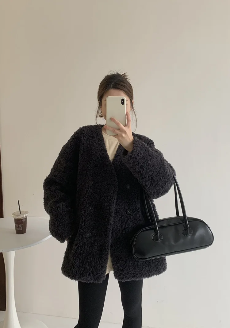 

Мягкое и пушистое пальто в корейском стиле из овчины для женщин – средней длины – Зима 2025 – Цельное изделие из овчины и меха с V-образным вырезом