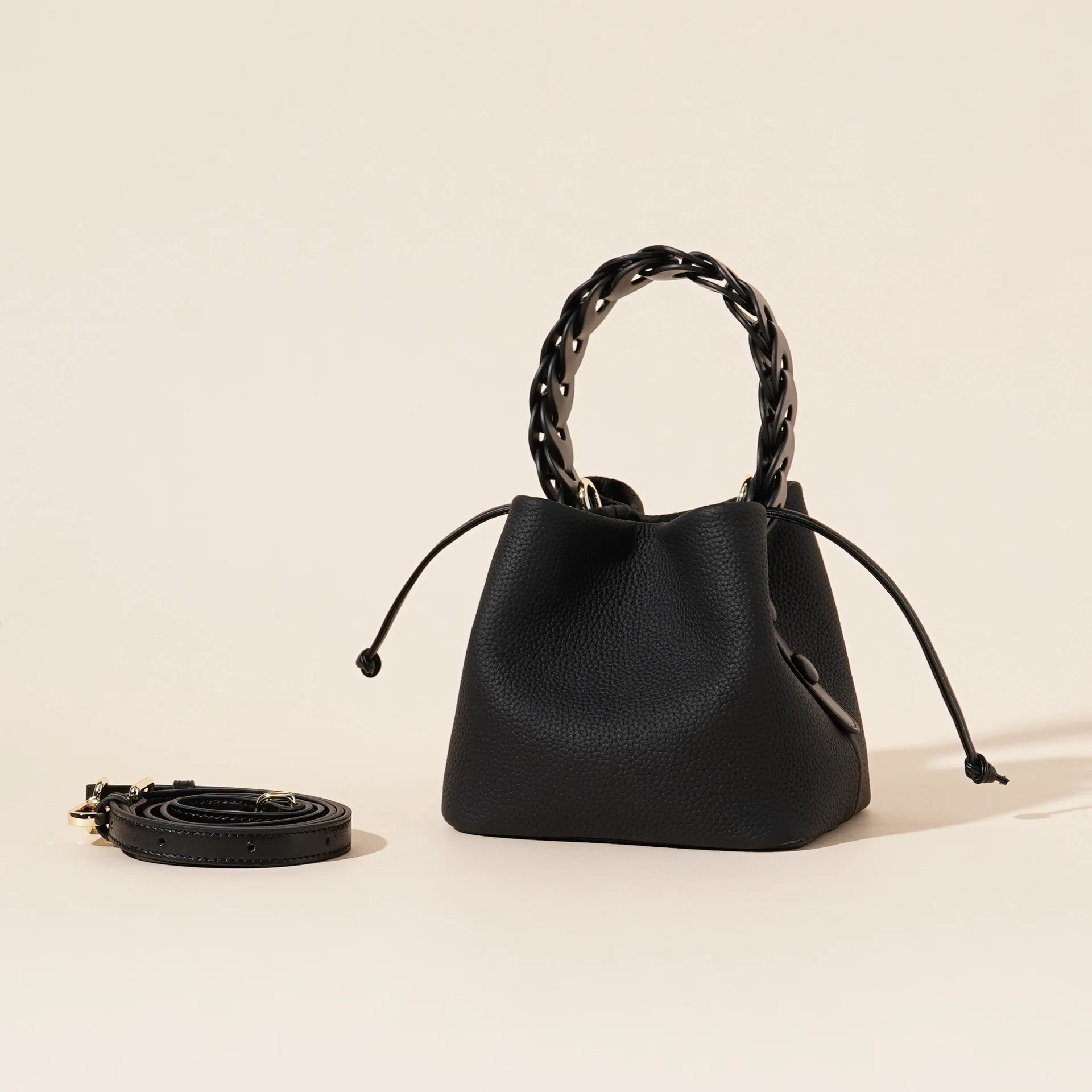 

Premium top-grain leather bucket bag. A versatile and elegant companion for your 2025 spring commute.