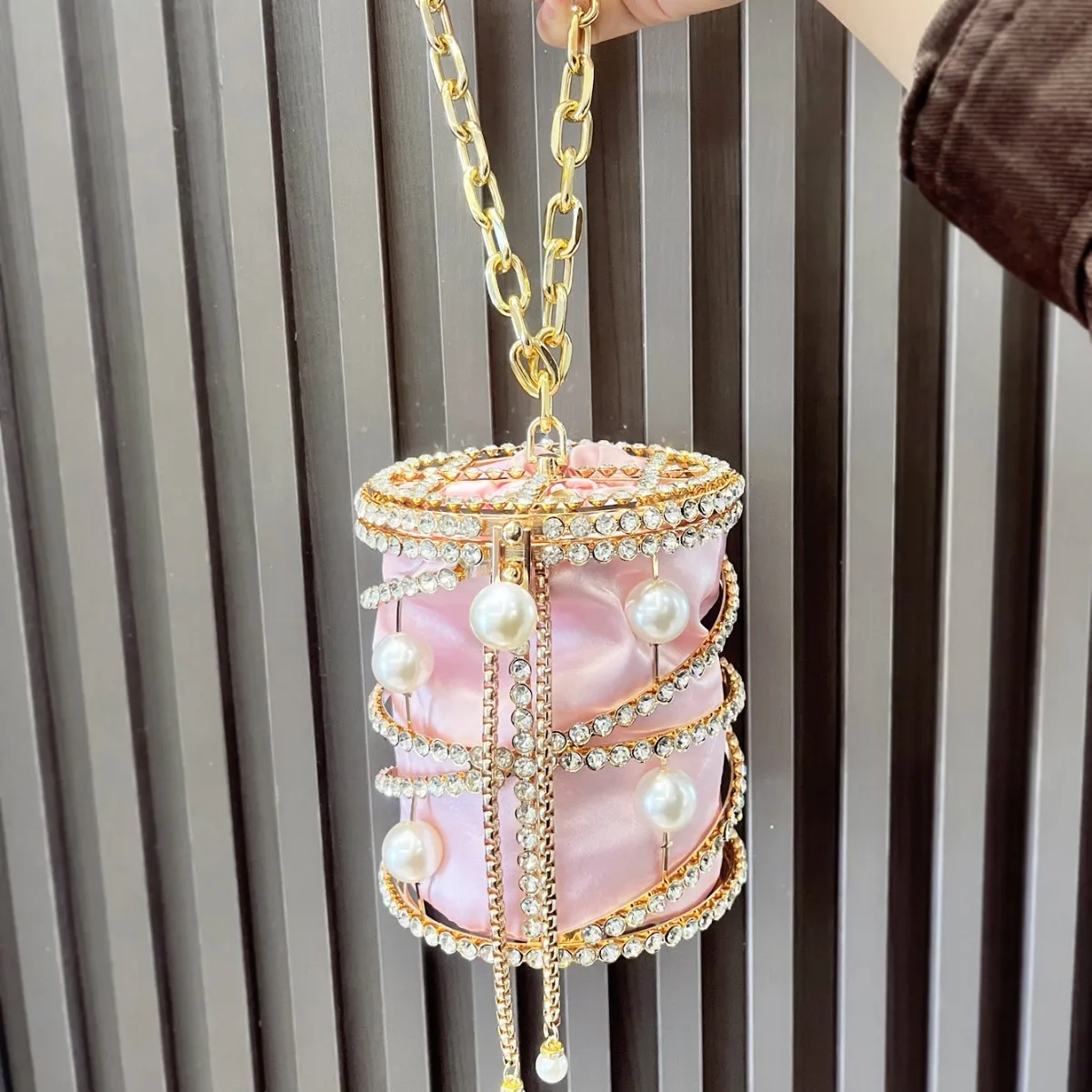 2025 New Women's Metal Bucket Bag Diamond Embedded Handbag Drawstring Chain Pig Cage Bird Cage Handheld Bag Alloy Material