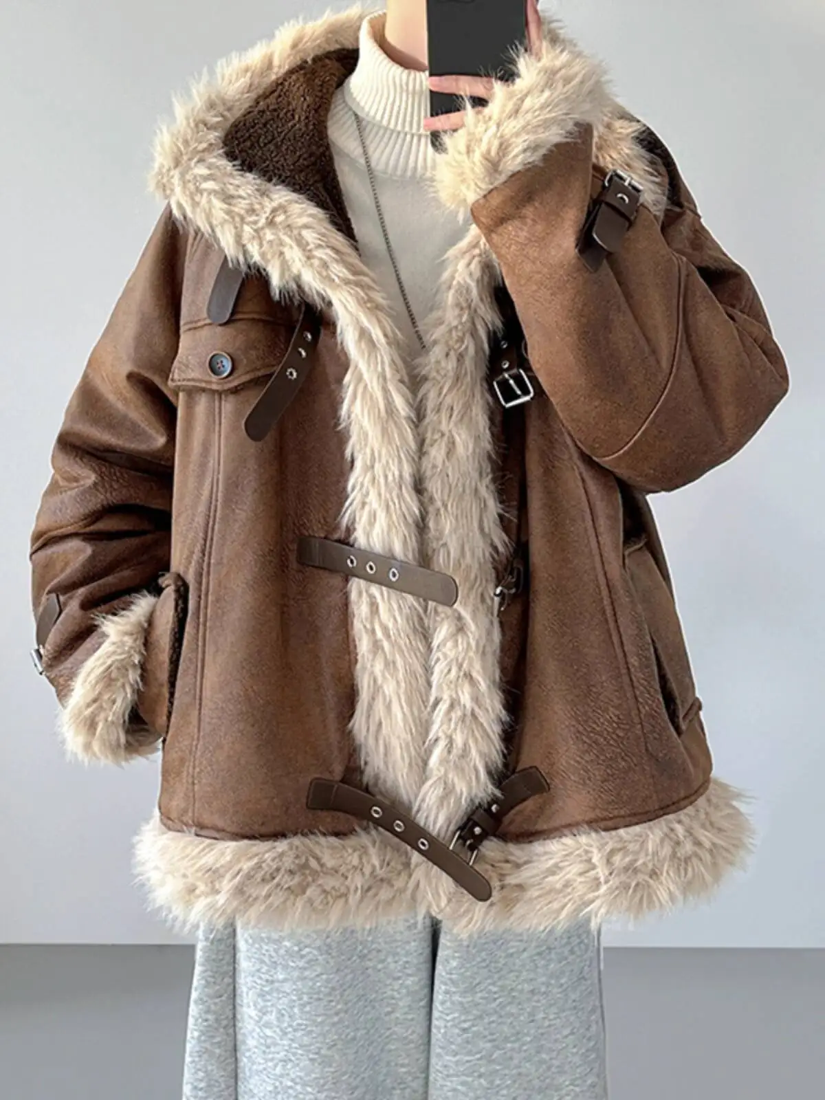 رجل سترة جلدية الفراء 2025 الشتاء الرجال فو الفراء شيرلينغ صوف الضأن سترة خمر موتو الوقوف طوق القطن مبطن ملابس خارجية