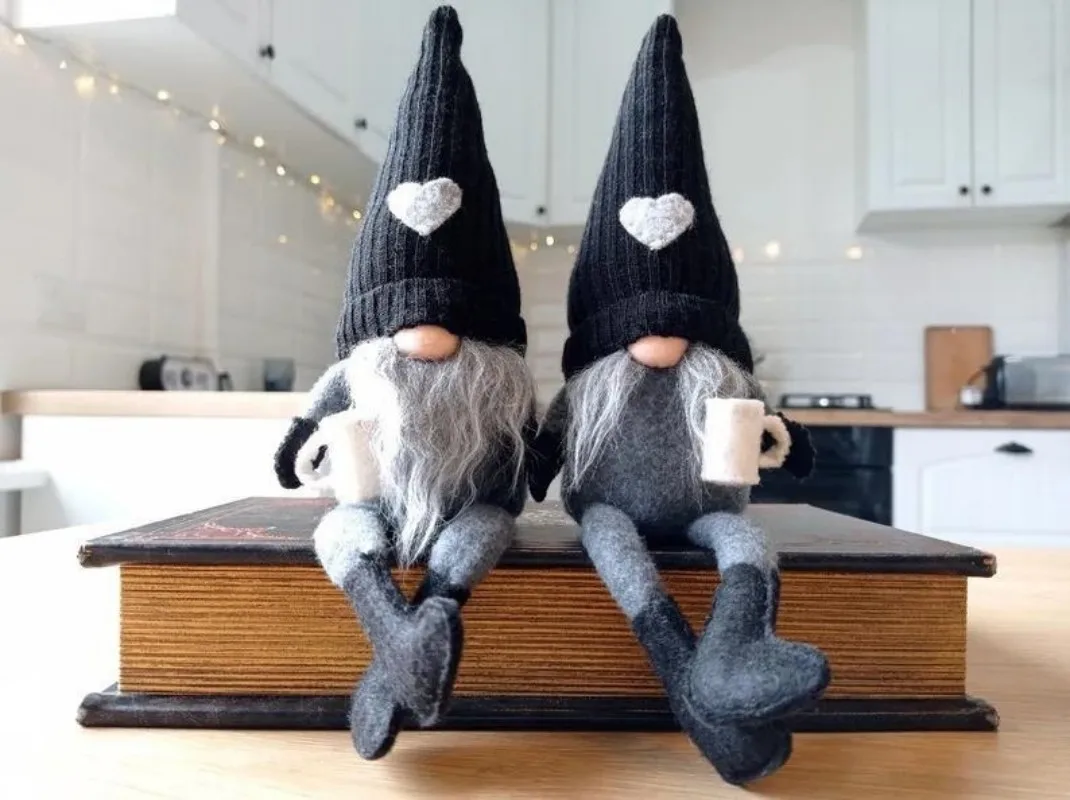 Home decorations: knitted faceless doll, hanging legs, hand-ground coffee, Christmas day gifts