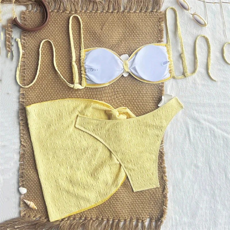 ชุดบิกินี่แบบ 3 ชิ้น ลายดอกไม้ 3 มิติ สีเหลืองล้วน พร้อมผ้าคลุม ชุดว่ายน้ำเซ็กซี่สำหรับผู้หญิง ปี 2026 ชุดชายหาดสำหรับวันหยุดพักผ่อน