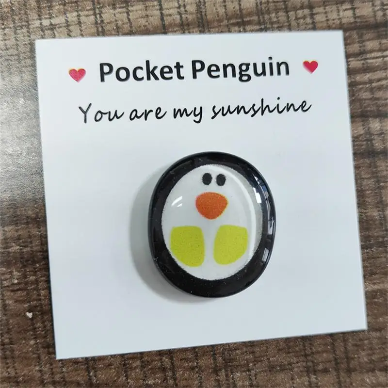 Un pequeño adorno de recuerdo de abrazo de pingüino de bolsillo, regalo de Navidad con tarjeta de mensaje pequeña, distancia Social, tarjeta de felicitación