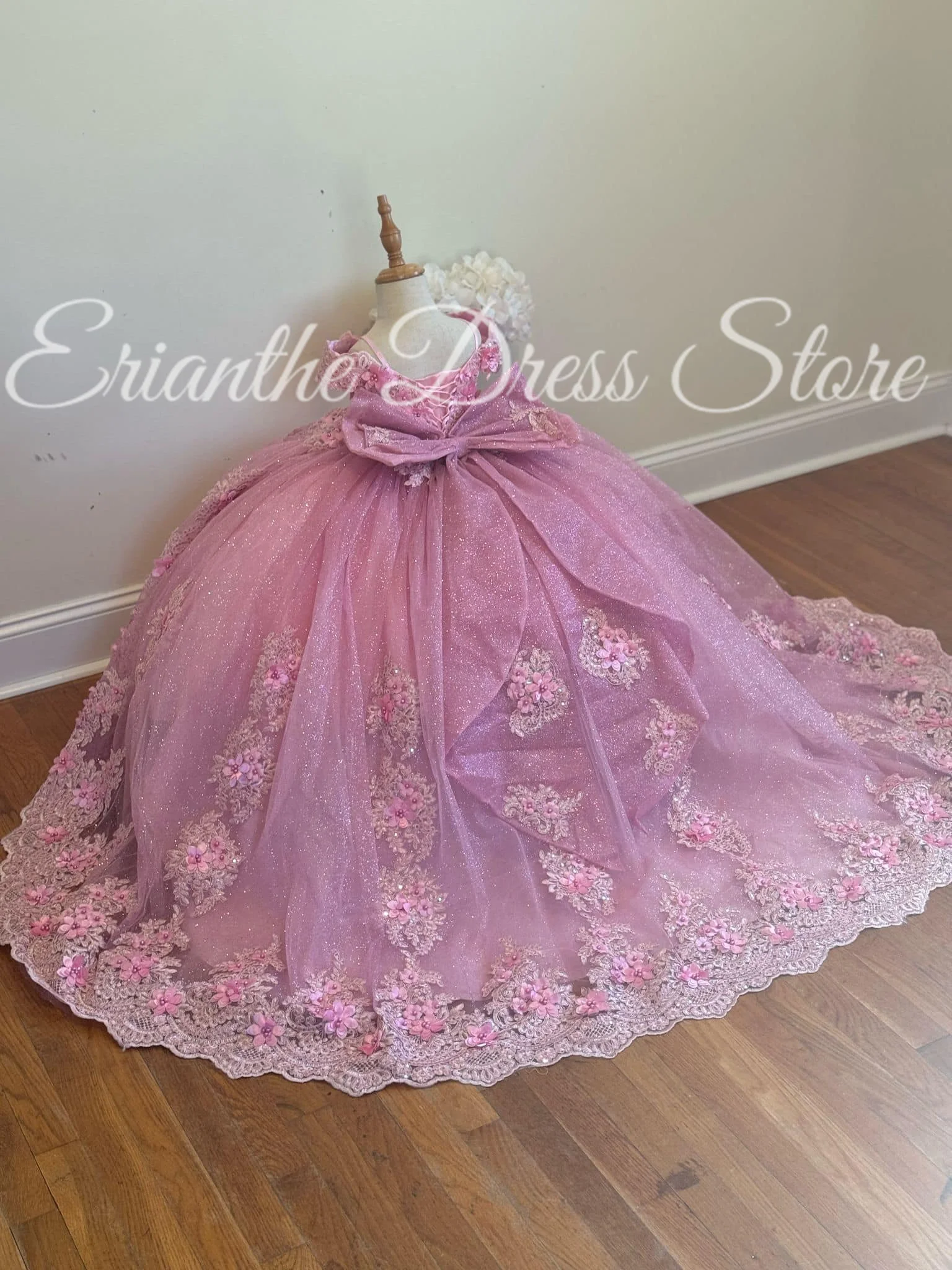 

Shiny Flower Girl Dress For Wedding Lace Applique Tulle Puffy With Bow Kids Birthday Party First Communion Ball Gowns Customized