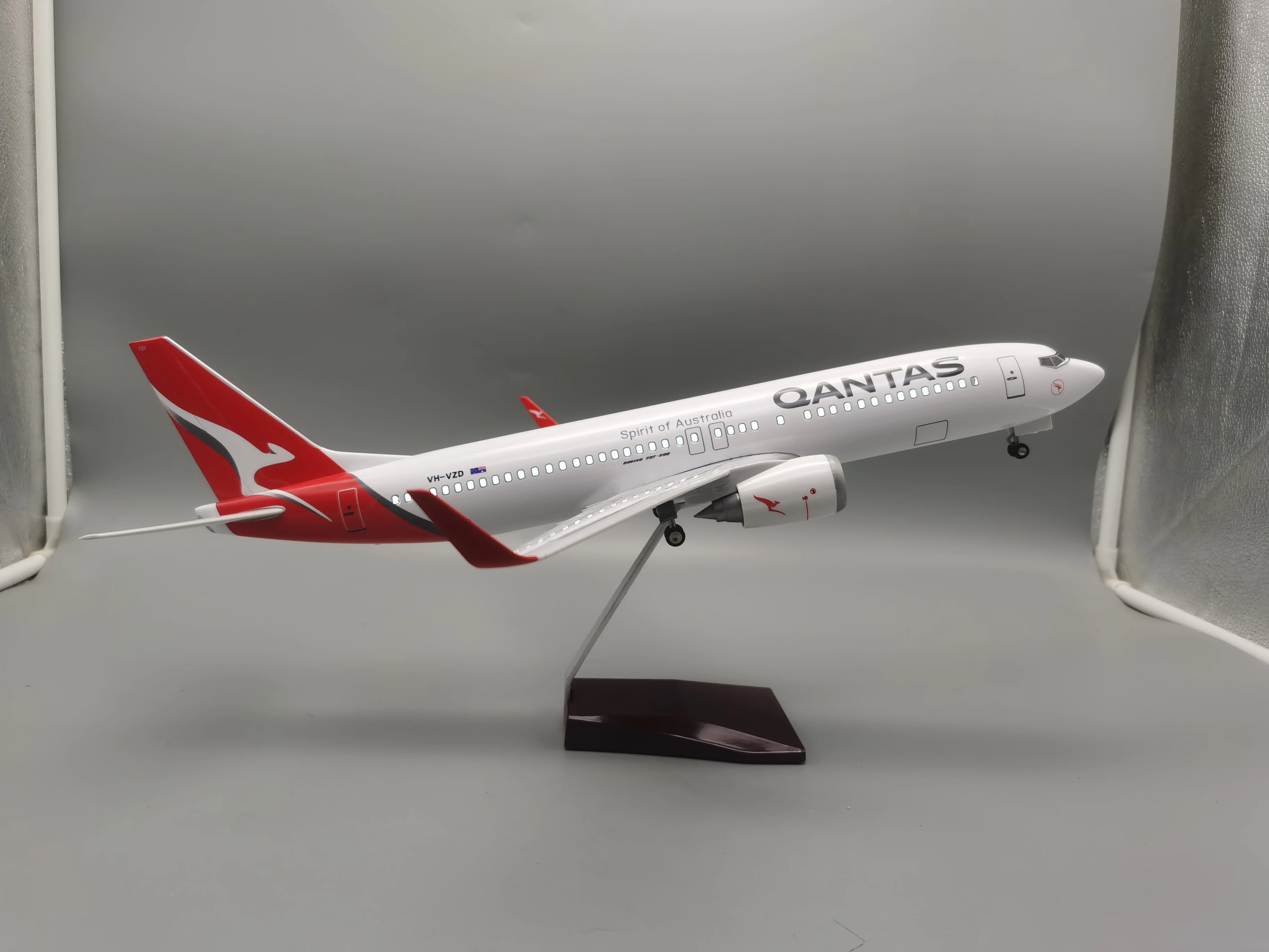 Scale 1:85 47cm B737-800 Airplane Model Qantas Australian Airlines Miniature Plane with Landing Gear Collection Gifts Display