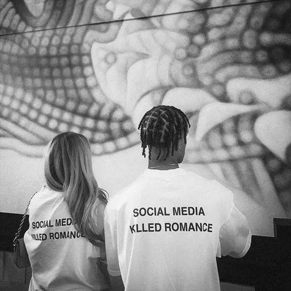 Image of 2026 Neues Social Media Killed Romance Sommer T-Shirt für Männer und Frauen, Ästhetisches Valentinstags-Print T-Shirt, Paar-Baumwoll-T-Shirt, Oberteil, Kleidung