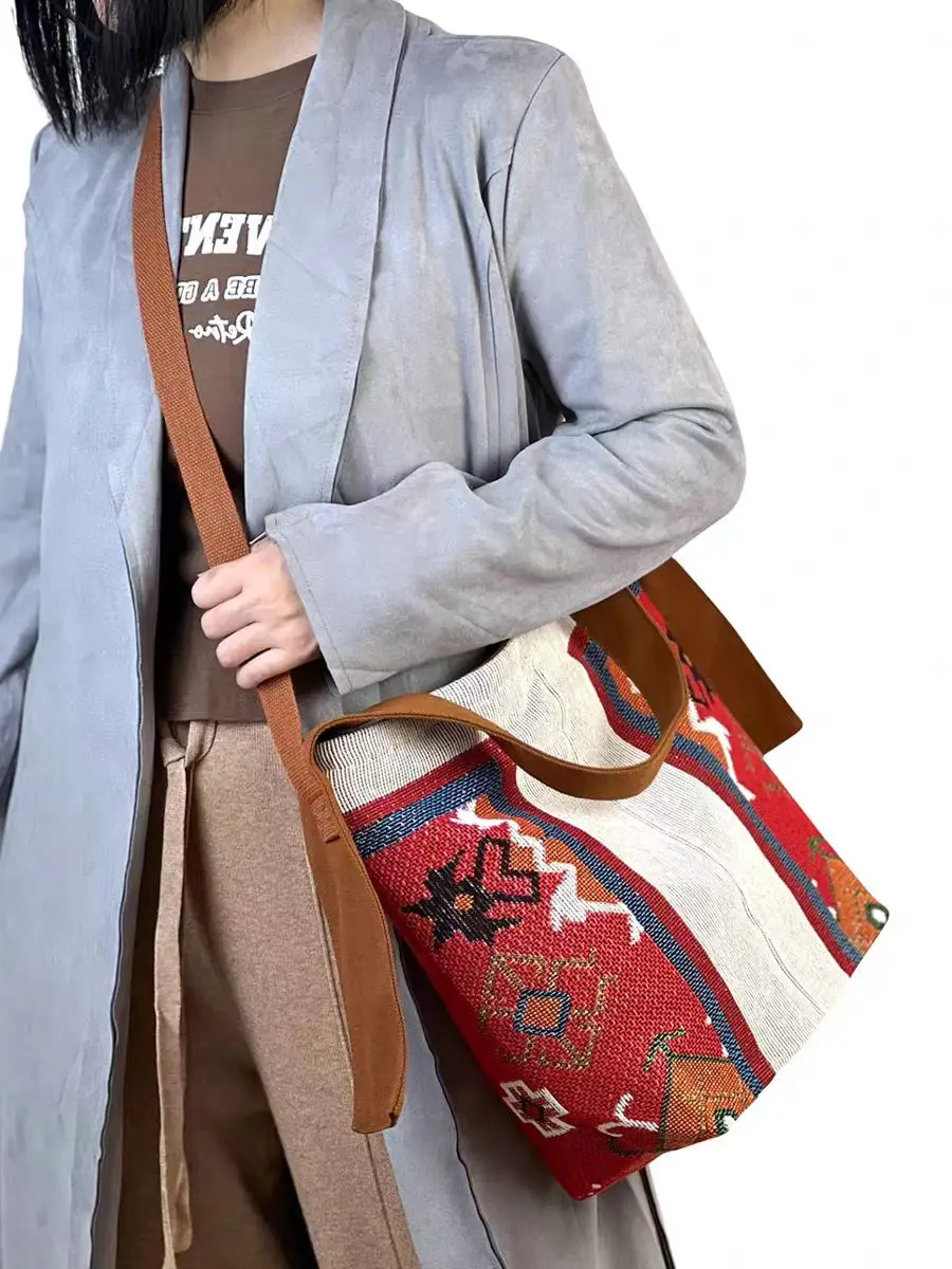 

Роскошные женские сумки. Оригинальная двусторонняя холщовая сумка с вышивкой. Сумка-ведро в богемном стиле в продаже.