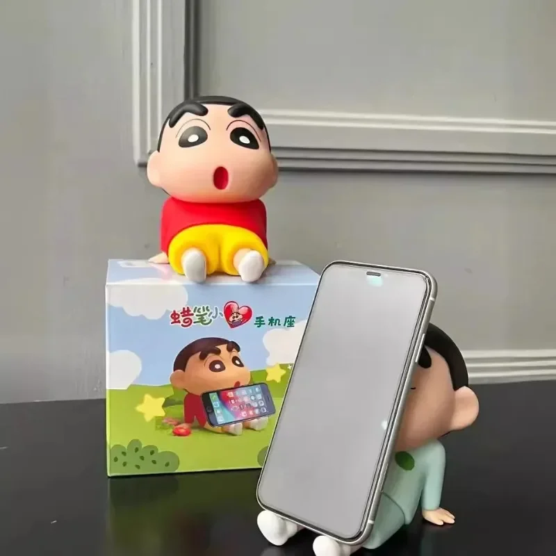 Crayon Shin-Chan Figure Supporto per telefono Kawaii Anime Ornamenti da tavolo Cartoon Watching TV Supporto per telefono Decorazioni per bambole carine